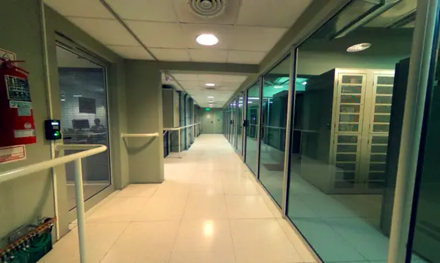 Acceso a la sala de servidores
